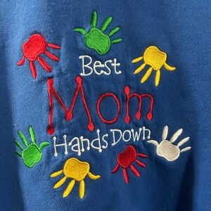 XXL mom‘s sweatshirt w/ embroidered hands. Warm, comfortable & machine washable.